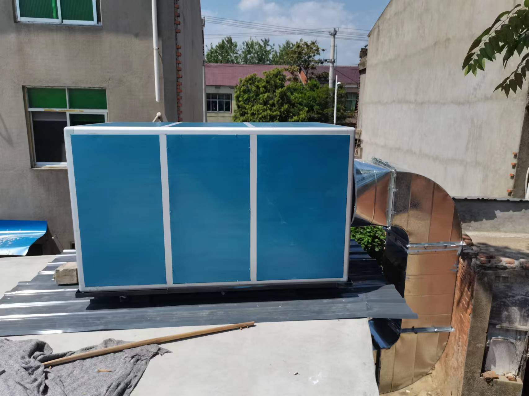 巢湖農(nóng)家飯店安裝安徽國茂機(jī)電機(jī)械式油煙凈化一體機(jī)組 