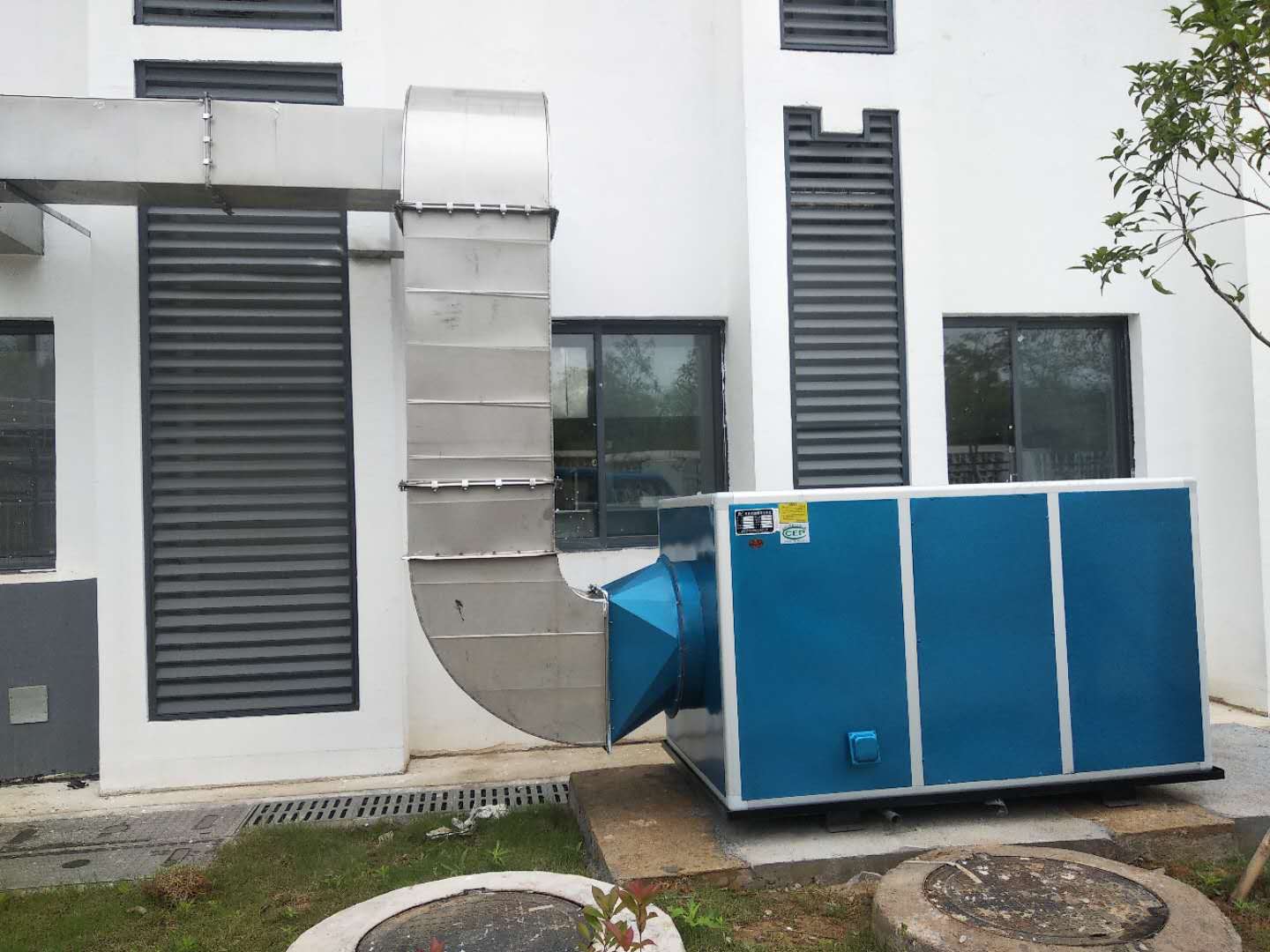 黃山北站高鐵站使用安徽國茂機(jī)電油煙凈化一體機(jī)組 